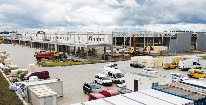 Début de la construction de la II étape du Centre Européen de la Menuiserie soit 25 000 m² de surface de production